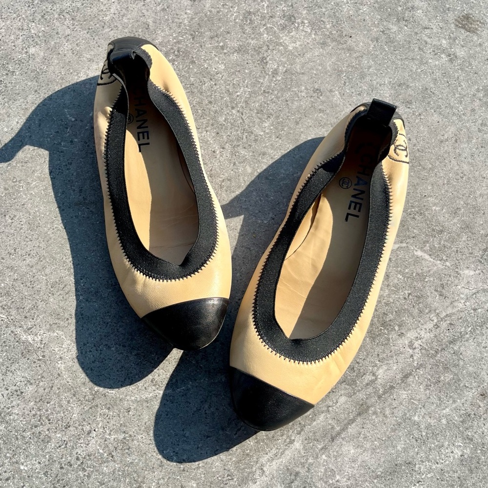 CHANEL 12P CC Logo Classic Beige Black Leather Cap-Toe Ballet Flats